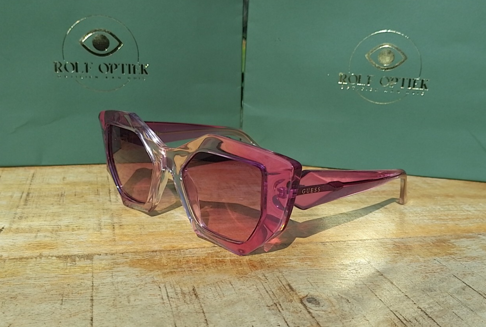 GUESS GU7897 711 &ndash; Stijlvolle Roze Zonnebril