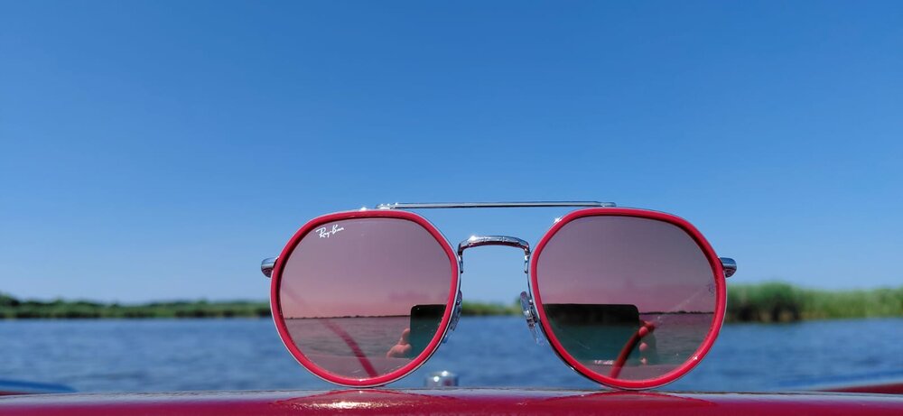 Ray-Ban RB 3765 003/70 &mdash; Stijlvol, modern en krachtig in rood