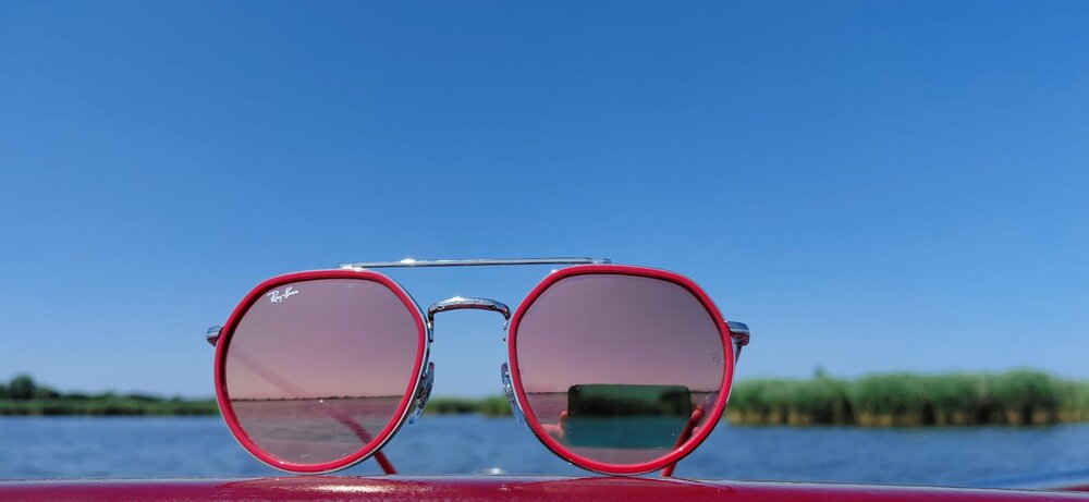 Ray-Ban RB 3765 003/70 &mdash; Stijlvol, modern en krachtig in rood