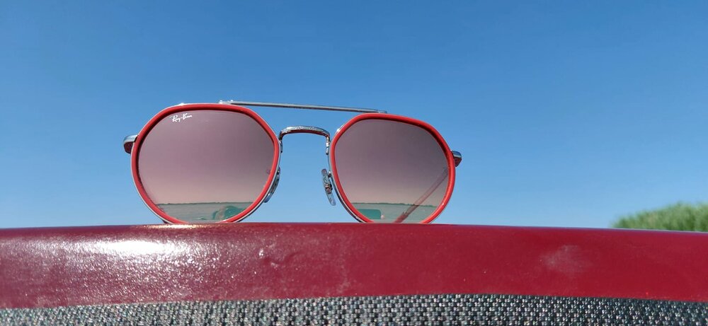 Ray-Ban RB 3765 003/70 &mdash; Stijlvol, modern en krachtig in rood