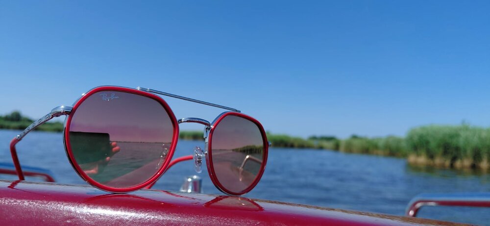 Ray-Ban RB 3765 003/70 &mdash; Stijlvol, modern en krachtig in rood