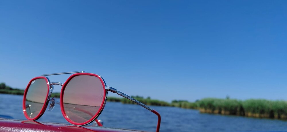 Ray-Ban RB 3765 003/70 &mdash; Stijlvol, modern en krachtig in rood