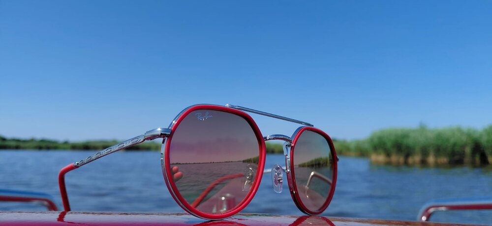 Ray-Ban RB 3765 003/70 &mdash; Stijlvol, modern en krachtig in rood