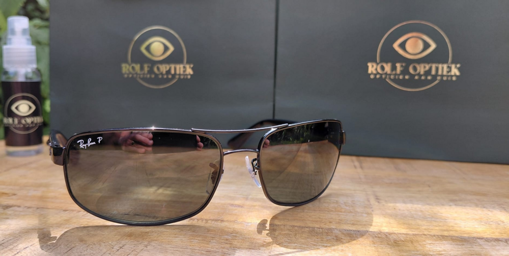 Ray-Ban RB3445 002/58 &ndash; Sportief, stijlvol en functioneel