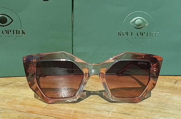 Guess GU7897 47F &ndash; Tijdloos met een trendy twist