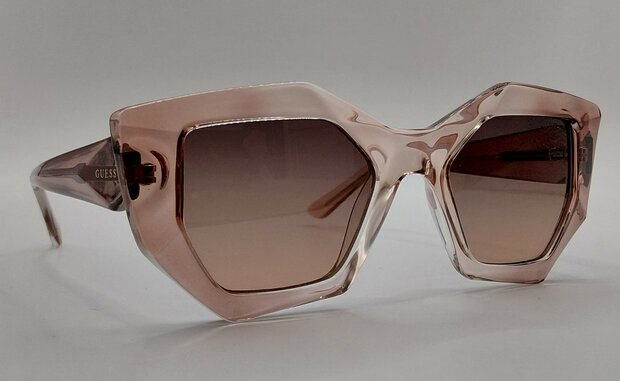 Guess GU7897 47F &ndash; Tijdloos met een trendy twist
